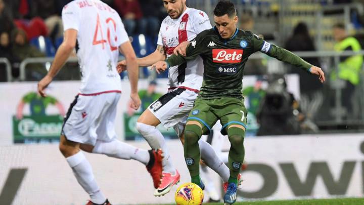 Callejón, ante dos jugadores del Cagliari.