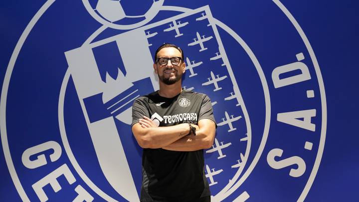 José Bodalás posa con el escudo del Getafe.