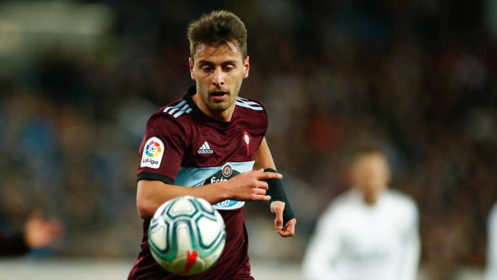 Kevin Vázquez persigue el balón durante el partido entre el Real Madrid y el Celta en el Santiago Bernabéu.