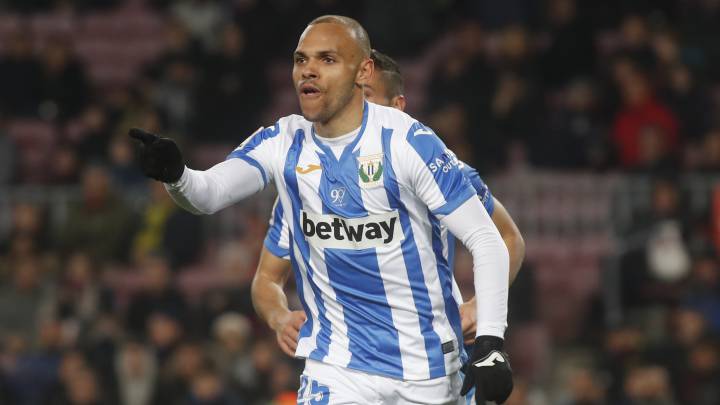 Acelerón por el '9': el agente de Braithwaite está en Barcelona