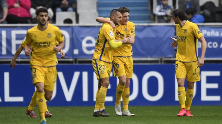 Stoichkov, del Alcorcón, celebra uno de sus tantos contra el Oviedo.