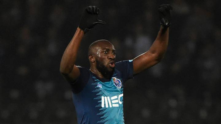 Marega se dirige a los aficionados que le increpaban durante el Vitoria-Oporto.