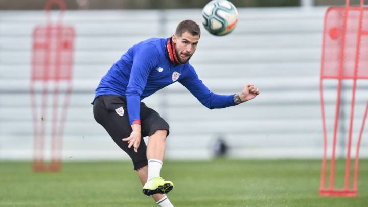 Iñigo Martínez durante un entrenamiento con el Athletic.