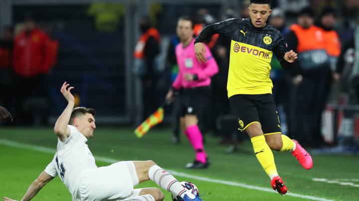 Jadon Sancho y Thomas Meunier pelean por un balón