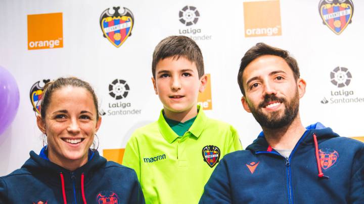José Luis Morales junto a la afición en la firma de autógrafos del Levante.