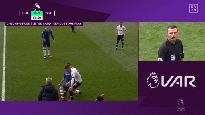 La imagen durante la retransmisión de DAZN. Oliver espera que el VAR dictamine sobre la entrada de Lo Celso a Azpilicueta.