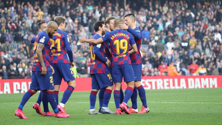 Los jugadores del Barcelona celebran uno de los goles al Eibar.
