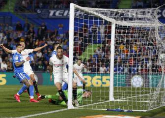 El Sevilla golea a un Getafe tímido y Lopetegui coge aire