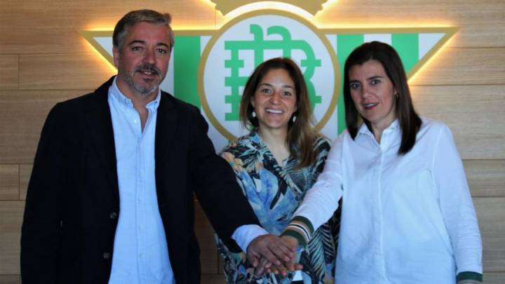 Willy, en el centro, llega a un acuerdo con el club para integrarse en la estructura deportiva del club.