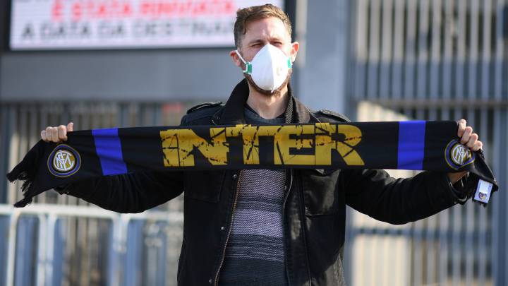 Un aficionado del Inter de Milán, delante del estadio con una mascarilla.