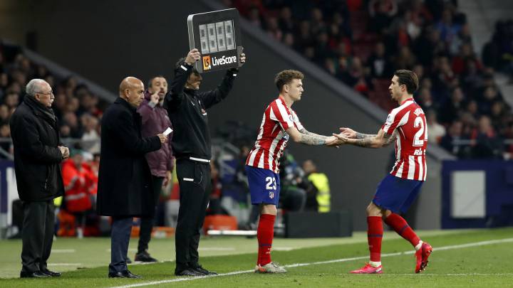 El cambio de Vrsaljko por Trippier en el Atlético-Villarreal. Sime es hoy su competencia, por delante de Arias.