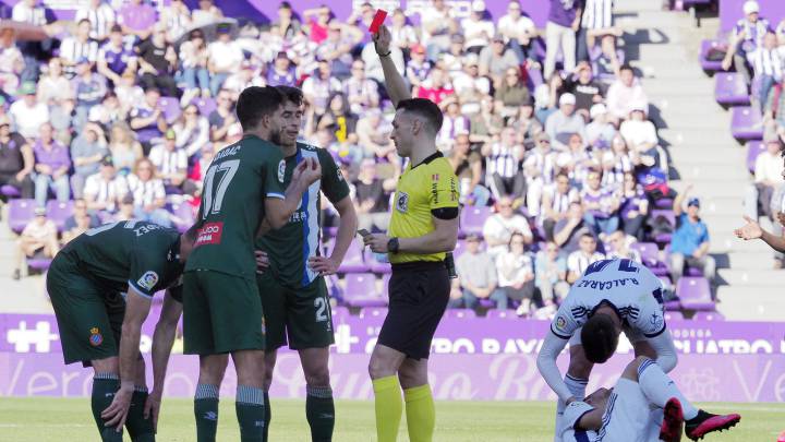 El árbitro, Prieto Iglesias, expulsando a David López, del Espanyol.