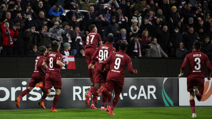 En el Cluj, rival del Sevilla, "sólo se tienen relaciones sexuales una vez por semana", según afirma Gigi Becali, presidente del Steaua de Bucarest.