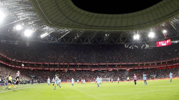 Athletic y Atlético de Madrid, durante los cuartos de final de la pasada temporada en la Copa de la Reina en San Mamés.