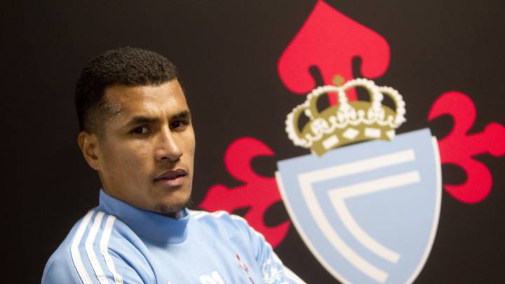 El colombiano Jeison Murillo posa para AS delante de una imagen del escudo del Celta