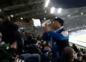 Un aficionado asiático, en pleno Nápoles-Barça: