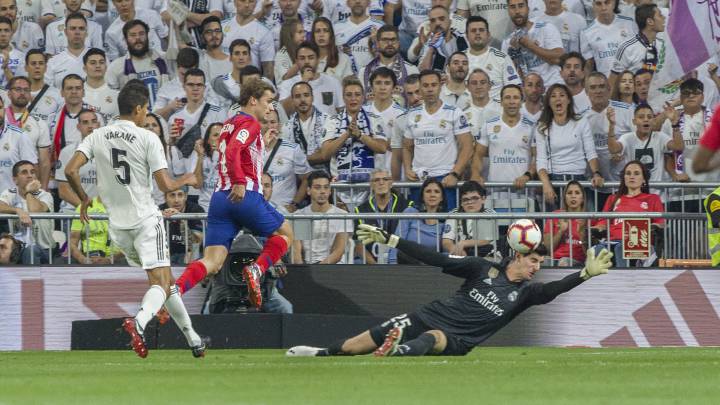 Griezmann, ante Courtois y Varane en un derbi del curso pasado.