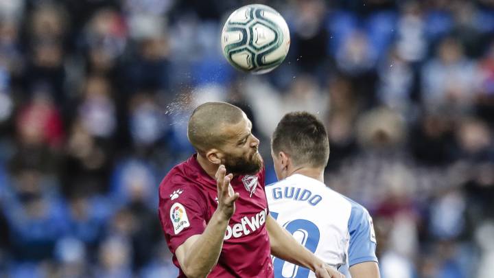 Laguardia en un salto por un balón con Guido