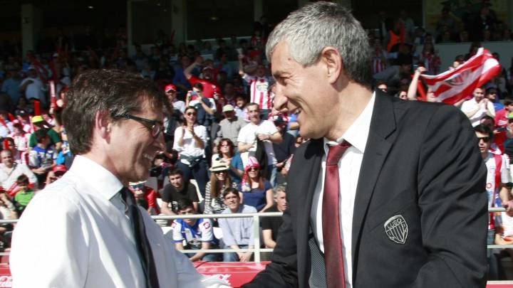 Fernando Vázquez saluda a Quique Setién en el derbi del Anxo Carro del 3 de mayo de 2014 (2-2).