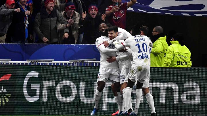 Los jugadores del Lyon celebran un gol