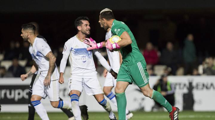 Wilfred para un penalti que deja líder al Marbella en un partido muy caliente