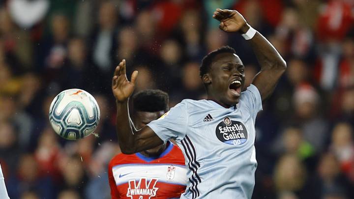 Pione Sisto reclama falta durante el partido entre el Granada y el Celta en Los Cármenes.