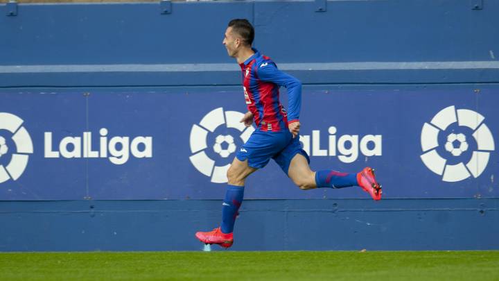 Charles celebra un gol