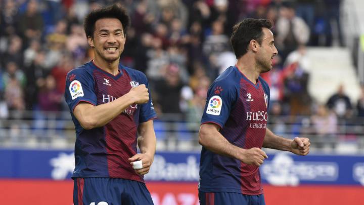 Okazaki, del Huesca, celebra un tanto.