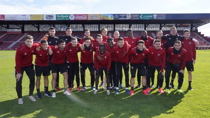 Los jugadores del Mirandés posan sonrientes en el entrenamiento previo al encuentro de ida de semifinales de la Copa del Rey ante la Real Sociedad.