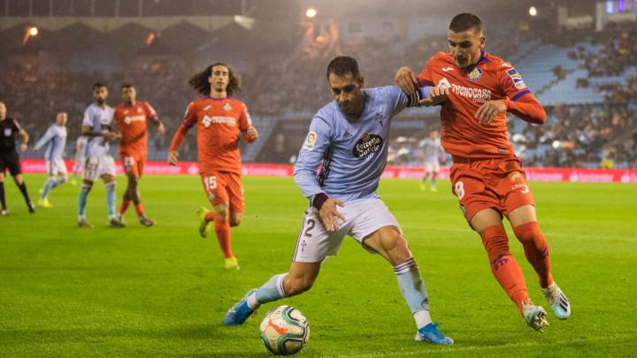 Hugo Mallo pugna por el balón con Portillo en el partido de la temporada pasada contra el Getafe en Balaídos