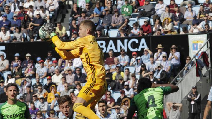Rubén Blanco atrapa el balón durante el partido contra el Leganés en Balaídos