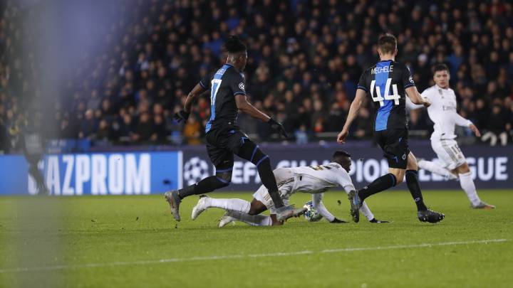 Belgian football league bans player selfies and autographs due to Coronavirus fears