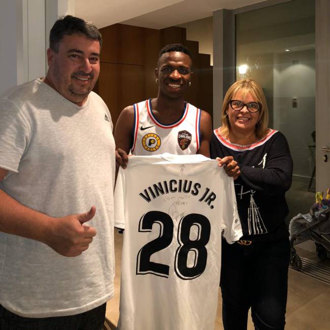 Cacau, con Vinicius en Madrid.
