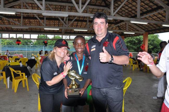 Vinicius, de niño, con un trofeo de máximo goleador.