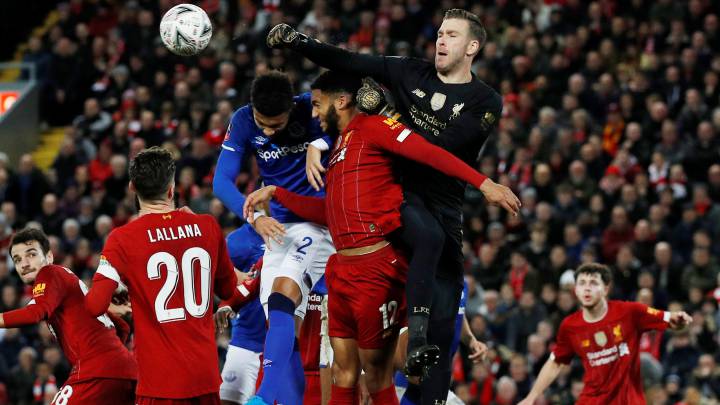 Adrián despeja de puños un balón durante el Liverpool-Everton de la FA Cup.