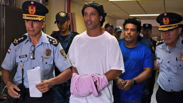 "Stupid" Ronaldinho didn't know passport was fake, says lawyer