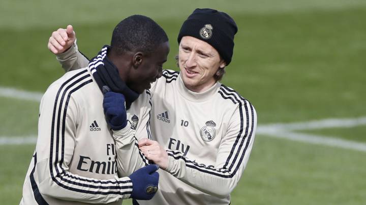 Modric bromea con Mendy en el último entrenamiento del Madrid. Ambos pueden ser titulares hoy,