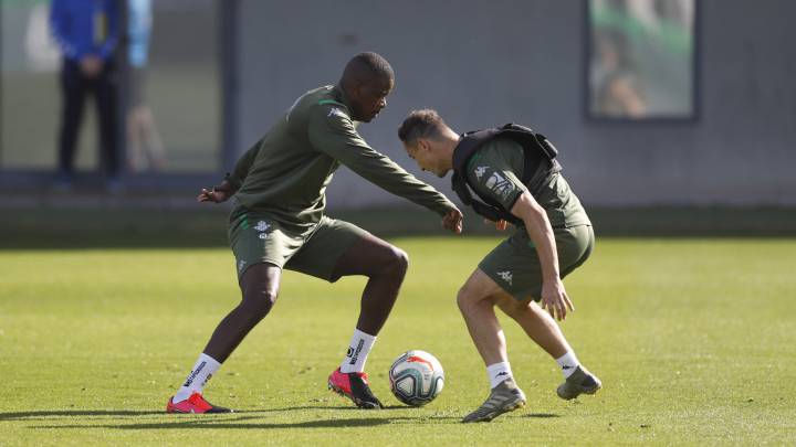 El Betis ofreció la lista de convocados ante el Real Madrid, en la que destacan las ausencias de William Carvalho y Zou Feddal. Vuelven Pedraza y Bartra.