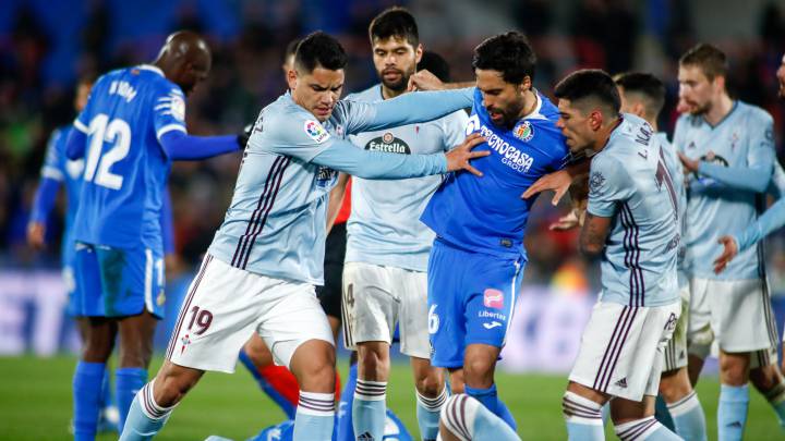 Gabriel Fernández aparta a Etxeita con Brais Méndez tumbado en el césped del Coliseum Alfonso Pérez.