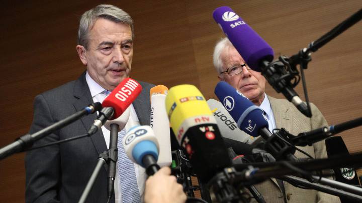 Wolfgang Niersbach comparece para anunciar su dimisión como presidente de la Federación Alemana en 2015. Es uno de los encausados en el juicio por posible amaño en la concesión del Mundial de 2006 a Alemania. Él aseguró el día de su renuncia que no hubo fraude.