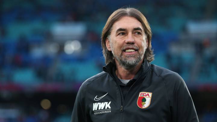 Augsburg's Swiss head coach Martin Schmidt enters the pitch prior to the German first division Bundesliga football match RB Leipzig v FC Augsburg in Leipzig, eastern Germany, on December 21, 2019. (Photo by Ronny Hartmann / AFP) / DFL REGULATIONS PROHIBIT ANY USE OF PHOTOGRAPHS AS IMAGE SEQUENCES AND/OR QUASI-VIDEO