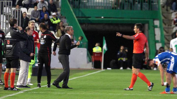 Ais Reig, en el momento de expulsar a Natxo en el Córdoba-Deportivo de la pasada temporada.