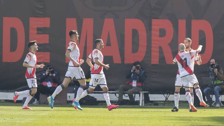 Mario Suárez celebra su gol al Elche.