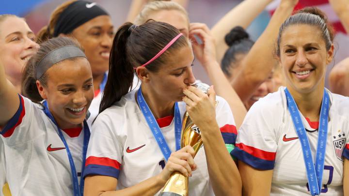Alex Morgan con el trofeo del Mundial de Francia 2019.