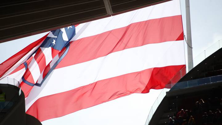 Bandera del Atlético en las afueras del Wanda Metropolitano, cuya tienda oficial, como el resto de las del club, permanecerá cerrada hasta el 31 de marzo.