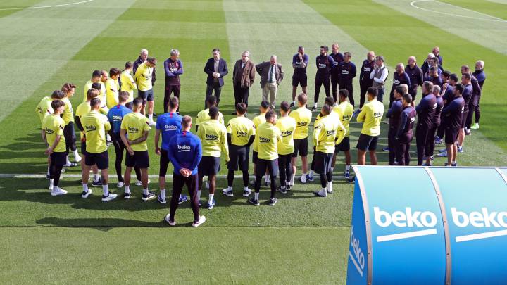 La plantilla del Barcelona, en la charla que ayer mantuvieron con los doctores.