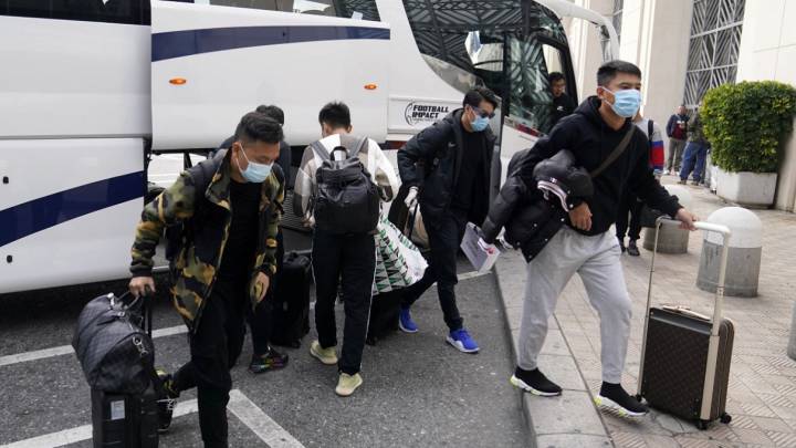 El Wuhan regresa a China huyendo del coronavirus y con mascarillas
