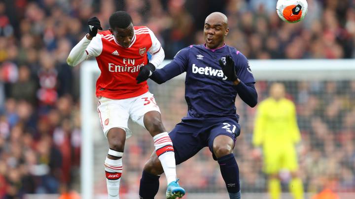 LONDON, ENGLAND - MARCH 07: Eddie Nketiah of Arsenal wins a header over Angelo Ogbonna of West Ham United during the Premier League match between Arsenal FC and West Ham United at Emirates Stadium on March 07, 2020 in London, United Kingdom. (Photo by Julian Finney/Getty Images)