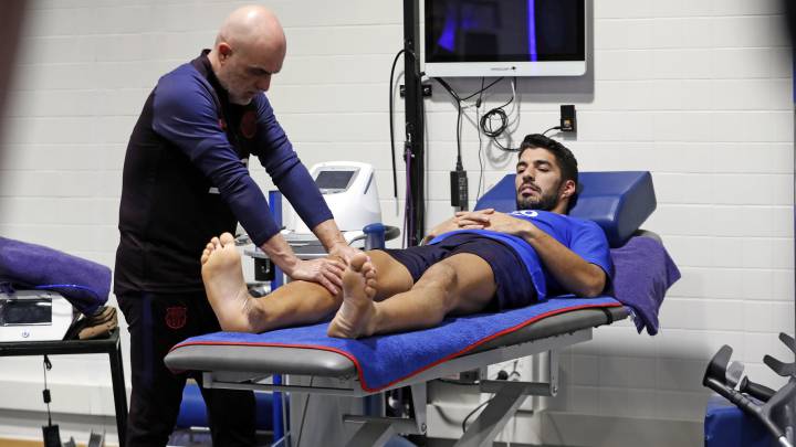 El delantero uruguayo del Barcelona, Luis Suárez, realizando trabajos de reahabilitación.