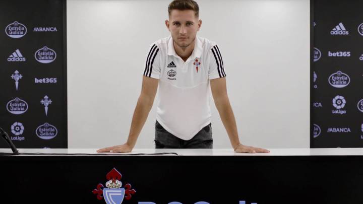 El defensa Jorge Sáenz posa para AS en la sala de prensa del estadio de Balaídos.